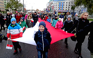 Mieszkańcy Elbląga przeszli ulicami z 50-metrową flagą Polski